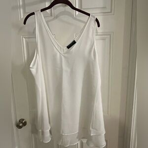 22W Elegant White Sleeveless layered V-neck tank top